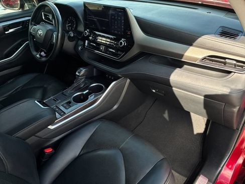 Used 2020 Toyota Highlander Limited FWD image 16