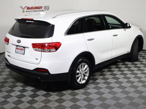 Used 2017 Kia Sorento AWD w/ LX Convenience Package image 4