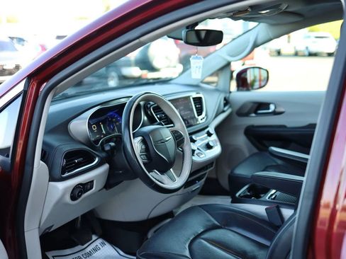 Used 2019 Chrysler Pacifica Limited FWD image 14