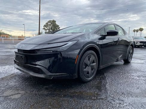 Used 2024 Toyota Prius LE FWD image 2