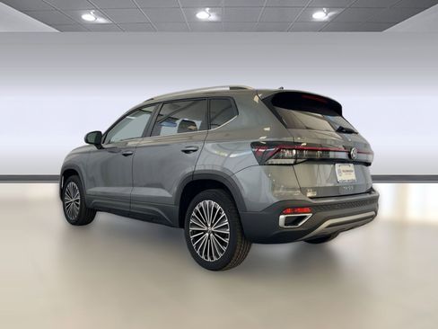 New 2026 Volkswagen Taos SE image 3