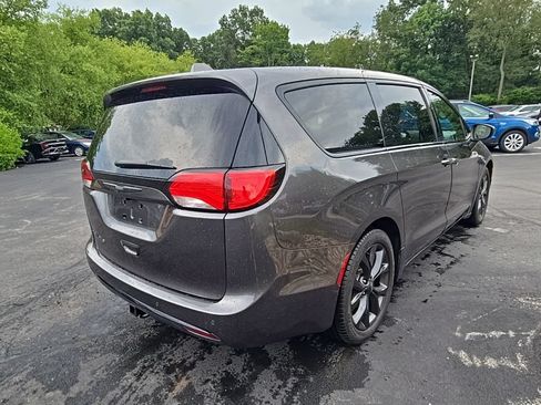Used 2019 Chrysler Pacifica Touring Plus w/ S Appearance Package FWD image 3