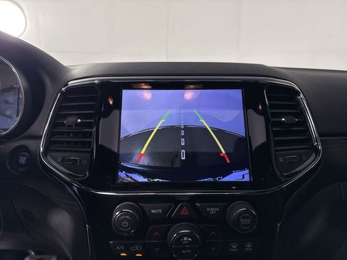 Used 2019 Jeep Grand Cherokee Laredo image 9