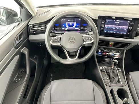 Used 2025 Volkswagen Jetta SE w/ Black Wheel Package image 11