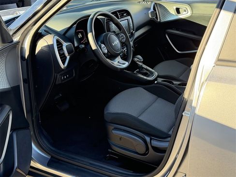 Used 2023 Kia Soul LX image 10