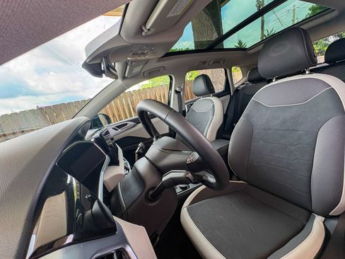 Used 2025 Volkswagen Taos SE w/ Panoramic Sunroof Package AWD/4WD image 25