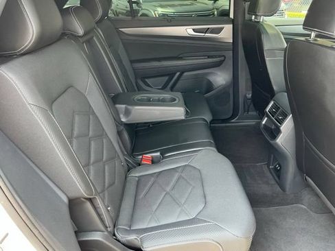 Certified 2024 Volkswagen Atlas Cross Sport SE w/ Panoramic Sunroof Package FWD image 21
