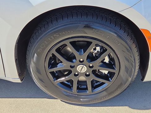 Used 2024 Chrysler Pacifica Touring-L image 7