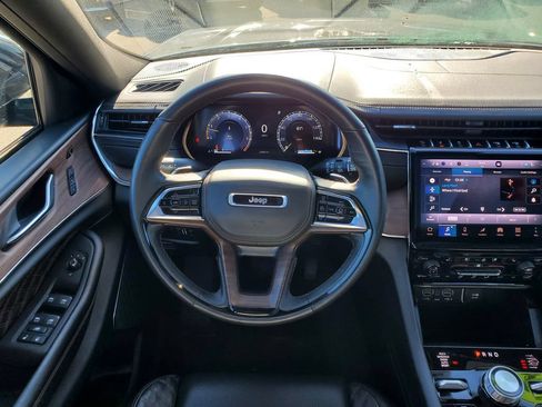 Used 2025 Jeep Grand Cherokee Summit w/ Obsidian Package AWD/4WD image 9