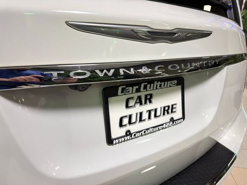 Used 2016 Chrysler Town & Country Touring-L image 65