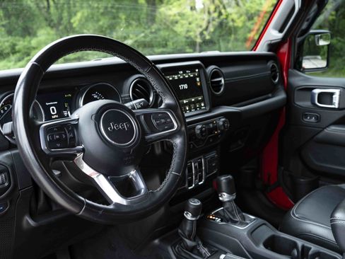 Used 2022 Jeep Wrangler Unlimited Sahara AWD/4WD image 16