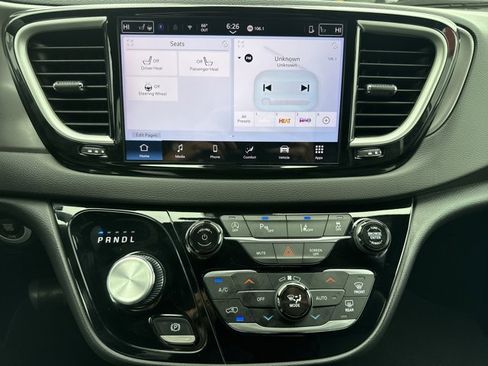 Used 2025 Chrysler Pacifica Select FWD image 18