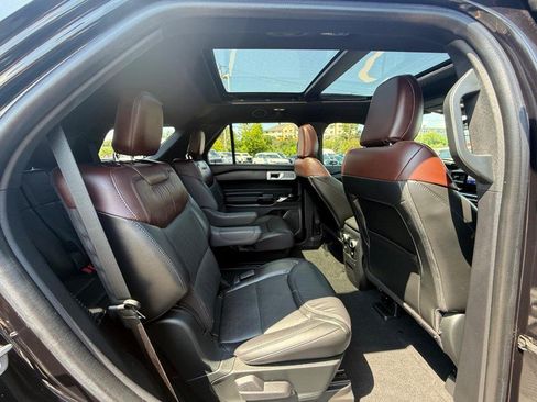 Used 2022 Ford Explorer Platinum w/ Equipment Group 601A AWD/4WD image 15
