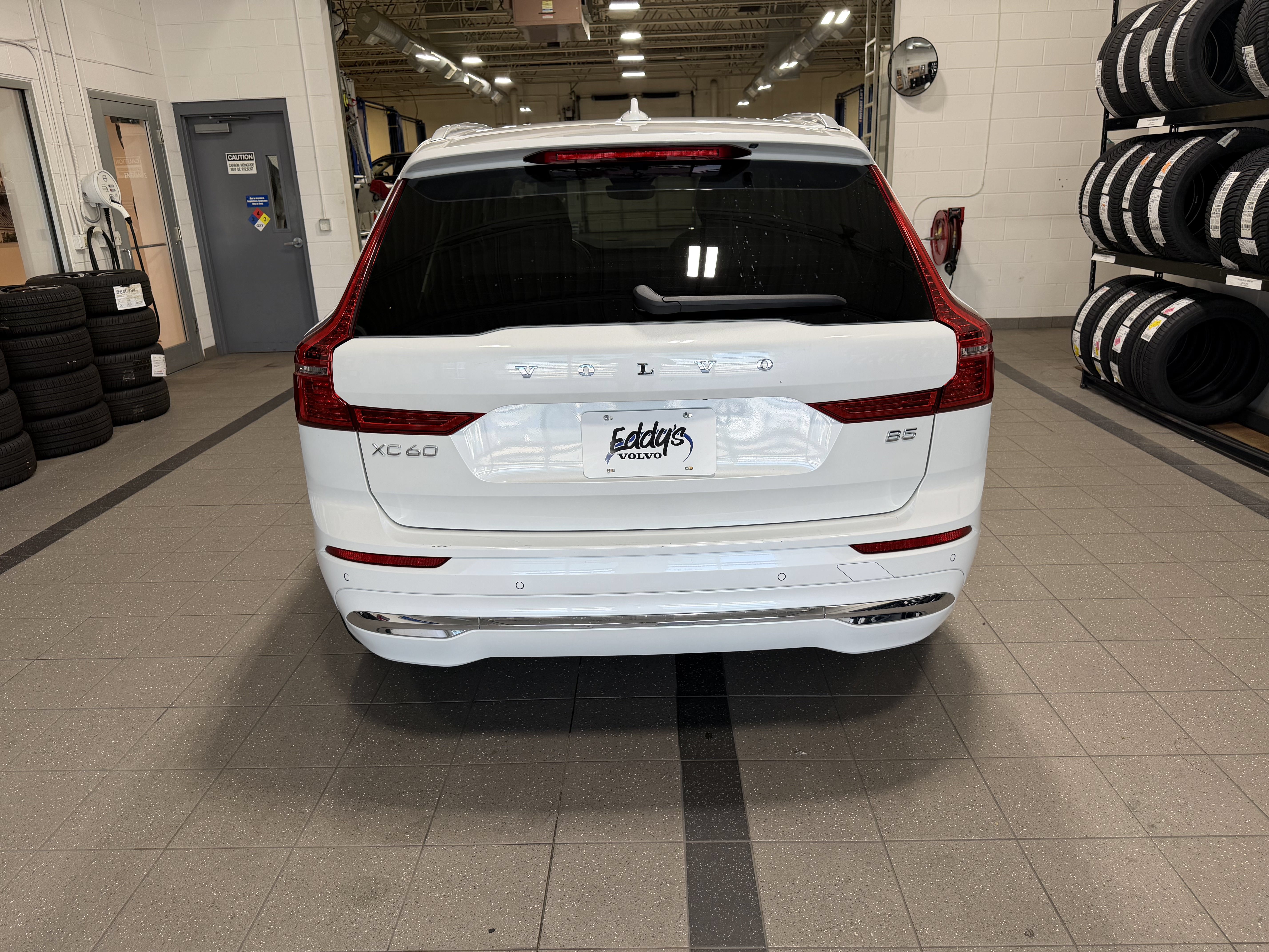 Used 2023 Volvo XC60 B5 Ultimate w/ Climate Package FWD image 6