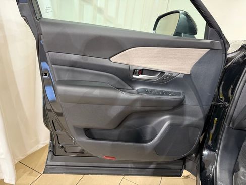 Certified 2024 Toyota Grand Highlander AWD image 15