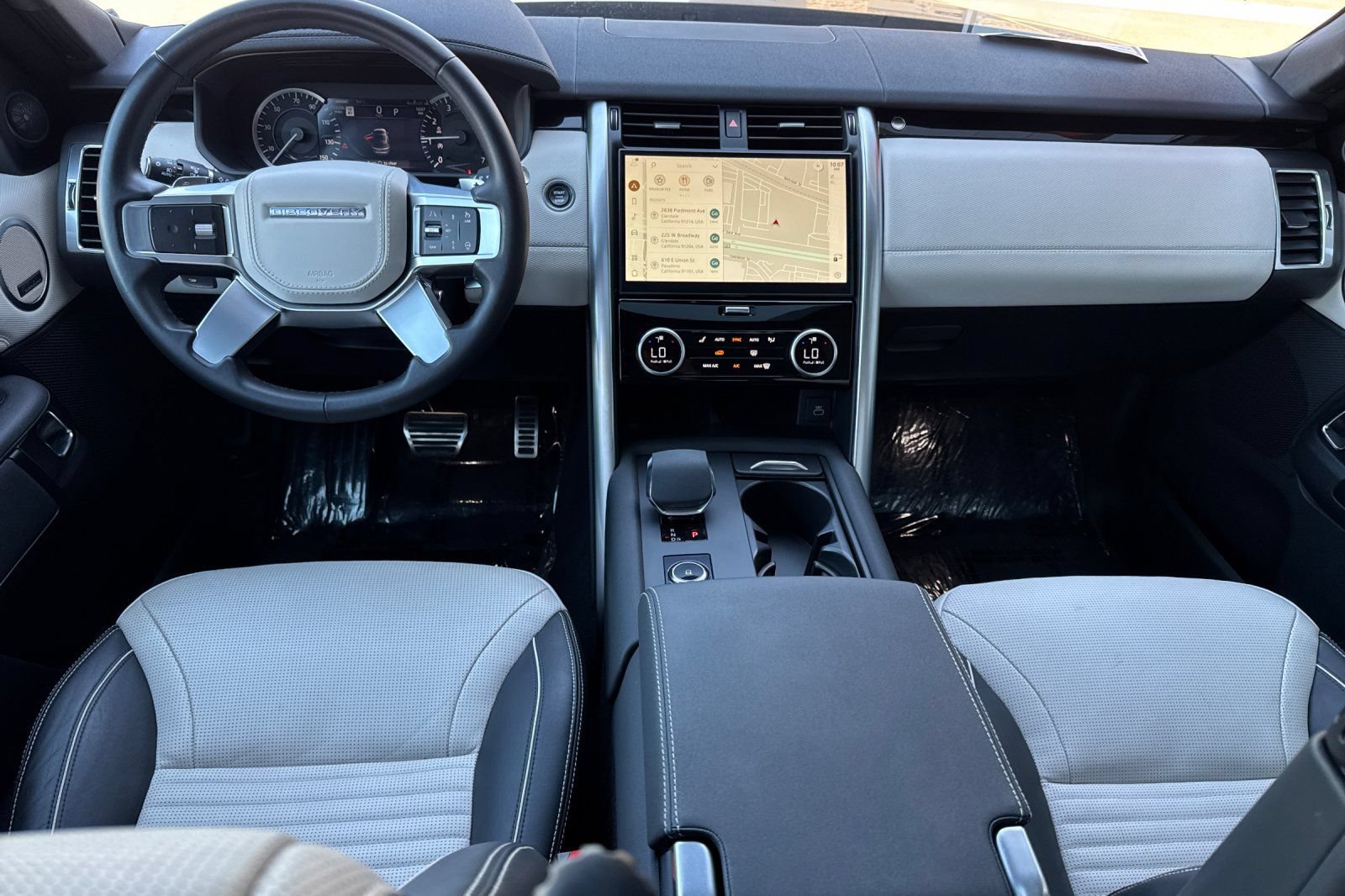 Used 2023 Land Rover Discovery Metropolitan Edition AWD/4WD image 14