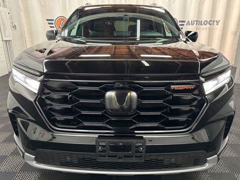 Used 2025 Honda Pilot TrailSport image 3