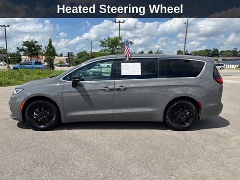 Used 2025 Chrysler Pacifica Select FWD image 2