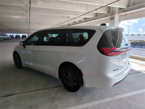 New 2024 Chrysler Pacifica Select w/ Uconnect Theater Family Group image 7