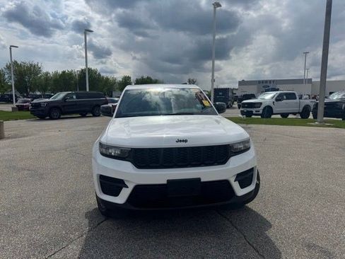 Used 2023 Jeep Grand Cherokee Altitude AWD/4WD image 3
