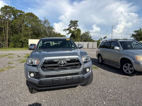 Used 2017 Toyota Tacoma SR5 w/ Tow Package RWD image 2