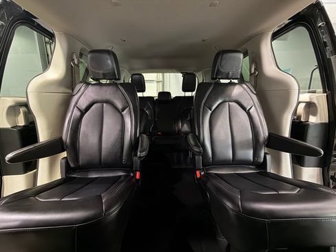 Used 2024 Chrysler Pacifica Touring-L FWD image 28