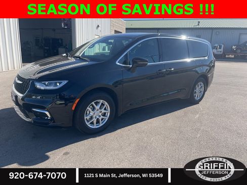 Used 2025 Chrysler Pacifica Select image 1