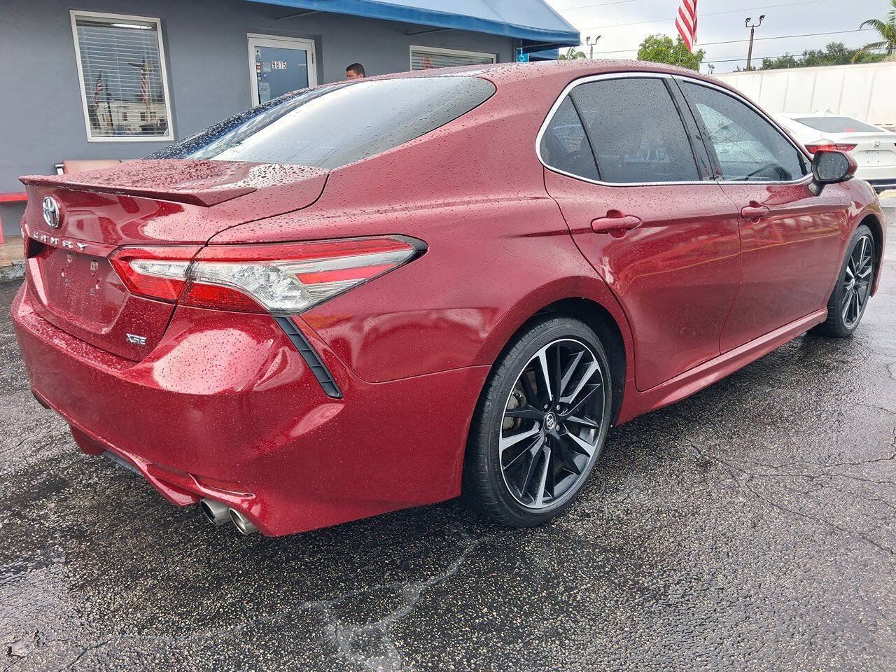 Used 2018 Toyota Camry XSE FWD image 4