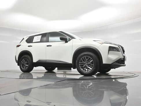 Used 2023 Nissan Rogue S image 47