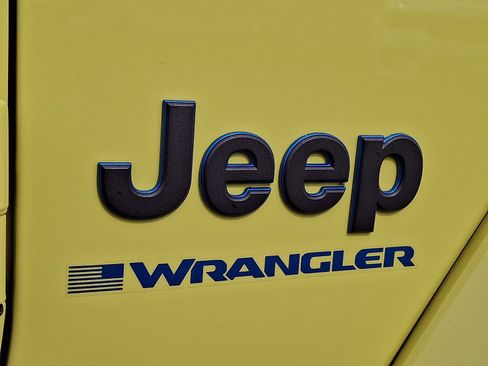 Used 2024 Jeep Wrangler Unlimited w/ Convenience Group AWD/4WD image 29