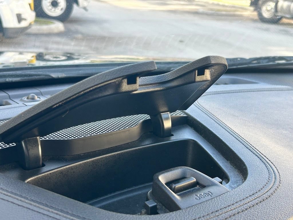 Used 2019 Jeep Cherokee Limited FWD image 25