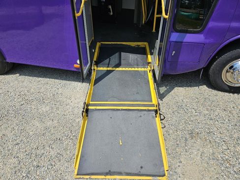 Used 2015 Chevrolet Express 4500 w/ Shuttle Bus Package RWD image 28