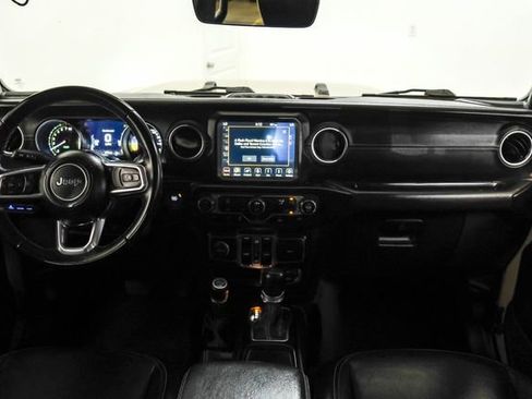 Used 2022 Jeep Wrangler Unlimited Sahara AWD/4WD image 15