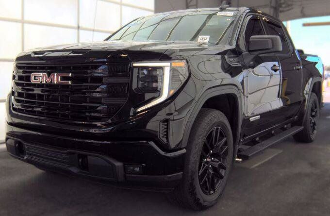 Used 2023 GMC Sierra 1500 Elevation AWD/4WD image 1