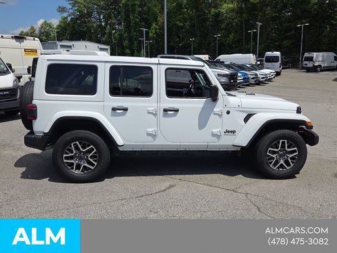 Used 2025 Jeep Wrangler Unlimited Sahara AWD/4WD image 13