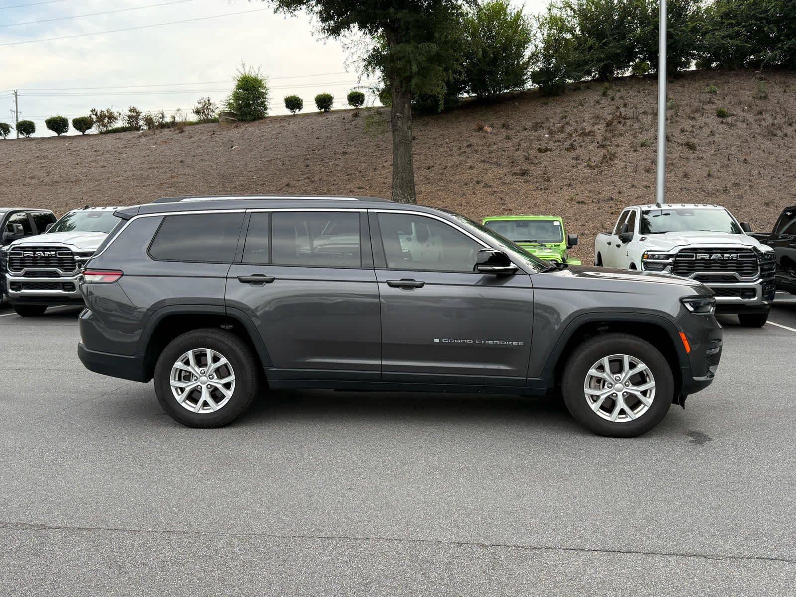 Used 2023 Jeep Grand Cherokee L Limited AWD/4WD image 6