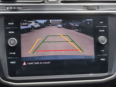 Used 2022 Volkswagen Tiguan SE w/ Panoramic Sunroof Package FWD image 27