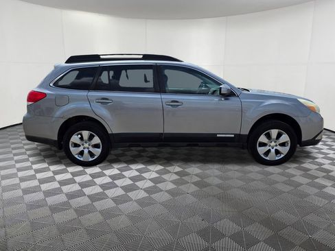 Used 2010 Subaru Outback 2.5i Premium AWD/4WD image 8