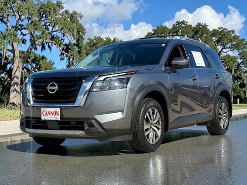 Used 2025 Nissan Pathfinder SL FWD image 3