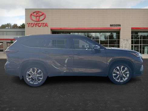 Used 2025 Toyota Highlander Limited image 4