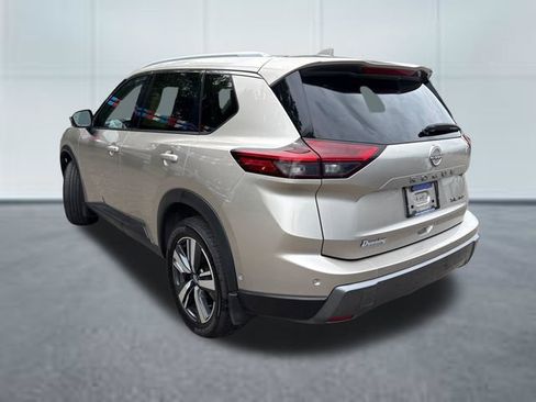 Used 2024 Nissan Rogue SL AWD/4WD image 2