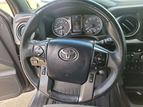 Used 2023 Toyota Tacoma TRD Off-Road w/ Technology Package AWD/4WD image 17