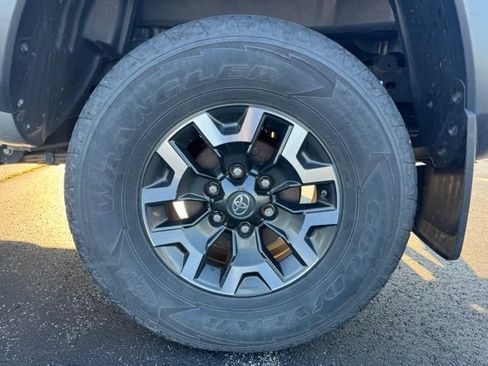 Used 2021 Toyota Tacoma TRD Off-Road w/ Technology Package AWD/4WD image 11