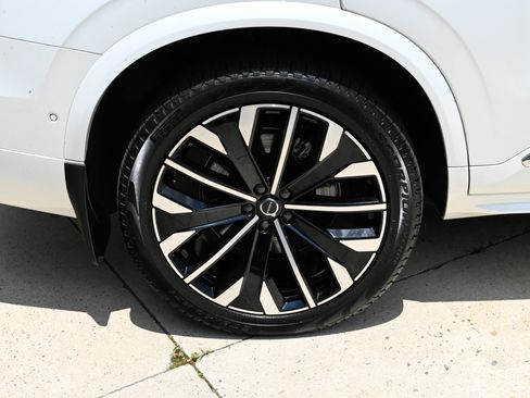 Used 2025 Volvo XC90 T8 Ultra w/ Protection Package Premier AWD/4WD image 11