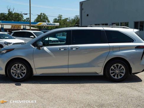 Used 2022 Toyota Sienna XLE FWD image 11