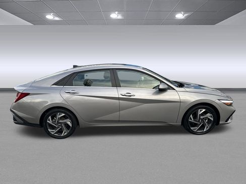 Used 2025 Hyundai Elantra SEL image 2