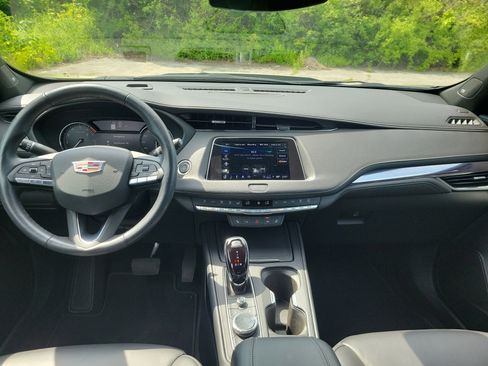 Used 2022 Cadillac XT4 Luxury w/ Cold Weather Package AWD/4WD image 18
