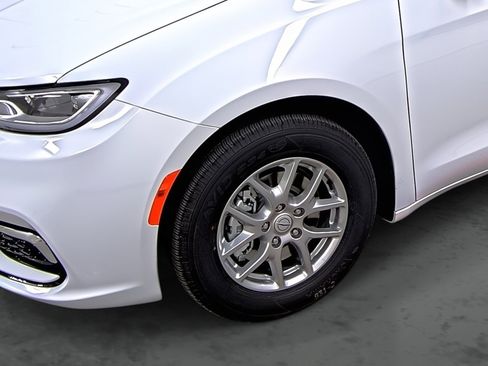 New 2026 Chrysler Pacifica Select image 7