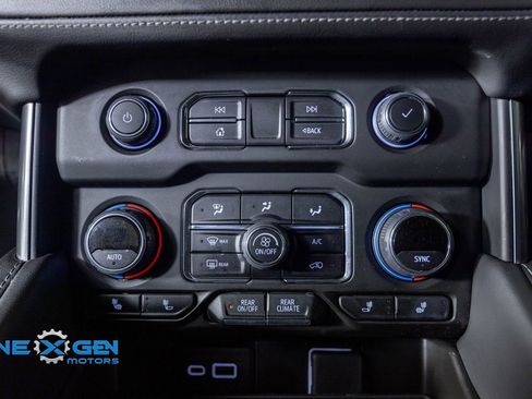 Used 2022 Chevrolet Tahoe Z71 w/ Luxury Package AWD/4WD image 20