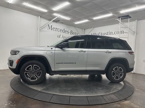 Used 2023 Jeep Grand Cherokee Trailhawk w/ Luxury Tech Group III AWD/4WD image 4